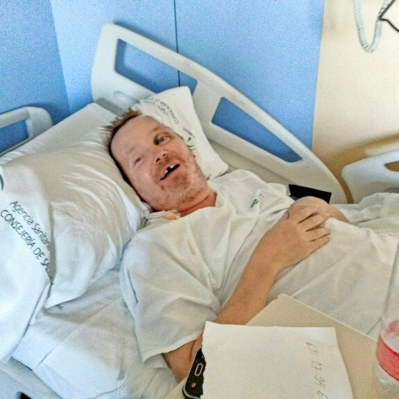 Pysäyttävä kuva sairaalasta: TTK-tuomari Mikko Rasila ryyppäsi itsensä koomaan, heräsi kasvot ruhjeilla – ”En muista mitään!” Mikko Rasila sairaalassa.