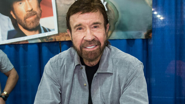 Tässä on Chuck Norrisin Suomen-matkan syy – hampurilaismainoksen päätähtenä Munkkiniemessä: Mahtavaa olla taas Suomessa! Chuck Norris