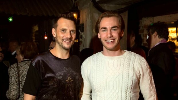 Blondi tuli taloon -näytelmä pian ensi-iltaan - ohjaaja paljastaa: Sain idean näytelmään Antti Tuiskulta! Christian S