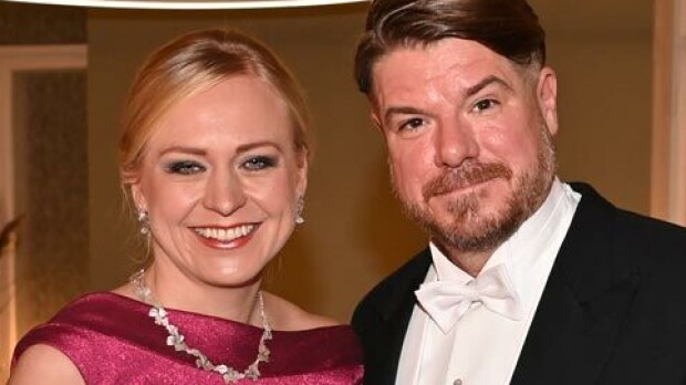 Ministeri Elina Valtosen ja Jussi Heikelän lemmenloma ihastuttaa: 'Kiitos, kun veit...'