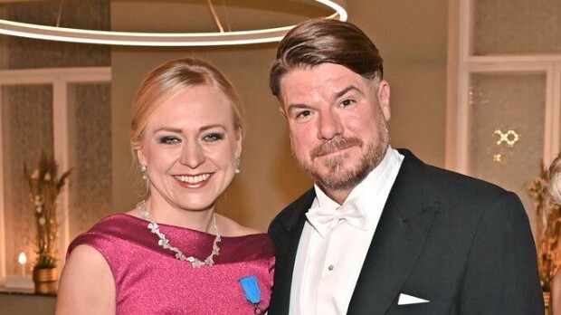 Ministeri Elina Valtonen ja Jussi-rakas herättivät huomiota lentokoneessa – paljonkertovat kuvat