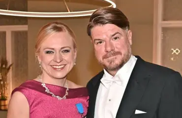 Ministeri Elina Valtonen ja Jussi-rakas herättivät huomiota lentokoneessa – paljonkertovat kuvat