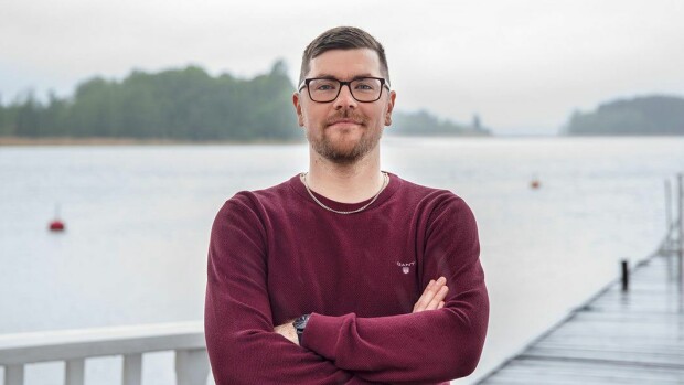 Maajussi-Kalle hukuttaa morsiamensa suudelmiin – vastarakastunut pari ei pysty pitämään näppejään erossa toisistaan maajussi_kalle_mtv_d963f18d4a.jpg