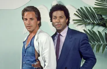 Kasariklassikko Miami Vice julki kokonaisuudessaan – tyylikäs video tiivistää sarjan hengen