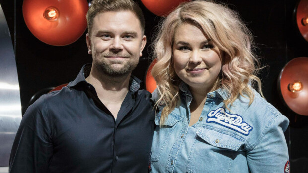 Radio Suomipopin Tinni Wikström lähti Napakymppi-matkalle 29-vuotiaan Pertun kanssa - näin parille kävi: 'Se tuntui erikoiselta!' Perttu ja Tinni
