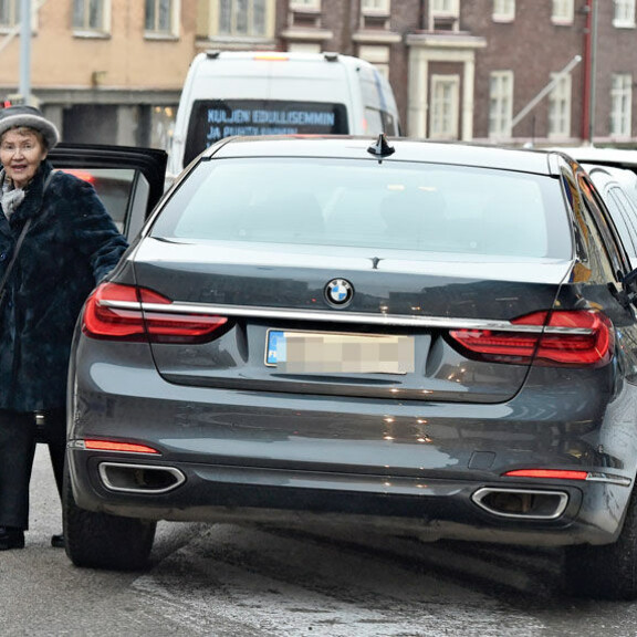 Näin paljon eläköityneet presidentit maksavat valtiolle: Martti Ahtisaarelle maksettiin viime vuonna 180 000 euroa – katso silmät avaava lista! Eeva Ahtisaari ja auto.