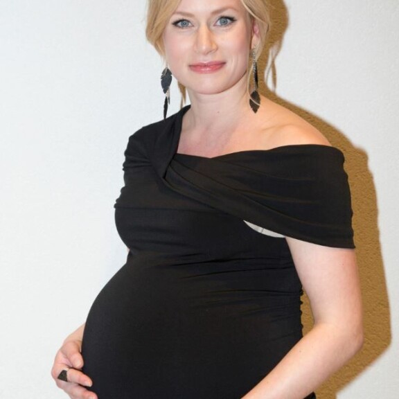 Putouksestakin tuttu Minka Kuustonen viimeisillään raskaana: Sukkahousujen saaminen jalkaan tuottaa tuskaa! Minka Kuustonen