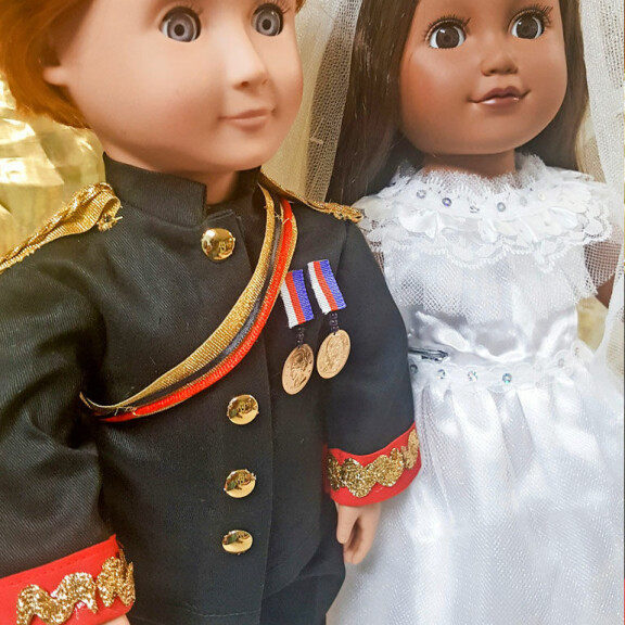 Karmea häänukkefiasko! Prinssi Harryn ja Meghanin tökeröistä näköisnukeista tuli nolo naurunaihe – katso kuva! Nolot nuket.