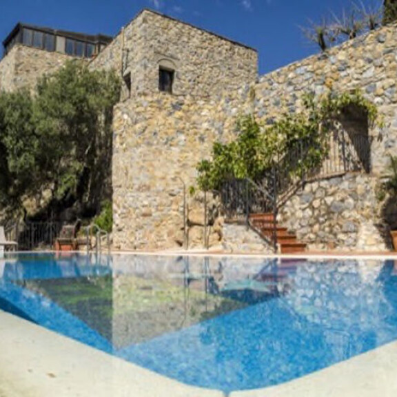 Arttu Wiskari hehkuttaa Vain elämä -linnaa Espanjassa: 'Täällä kaikki hyvin!' Katso kuvat! castillo de monde