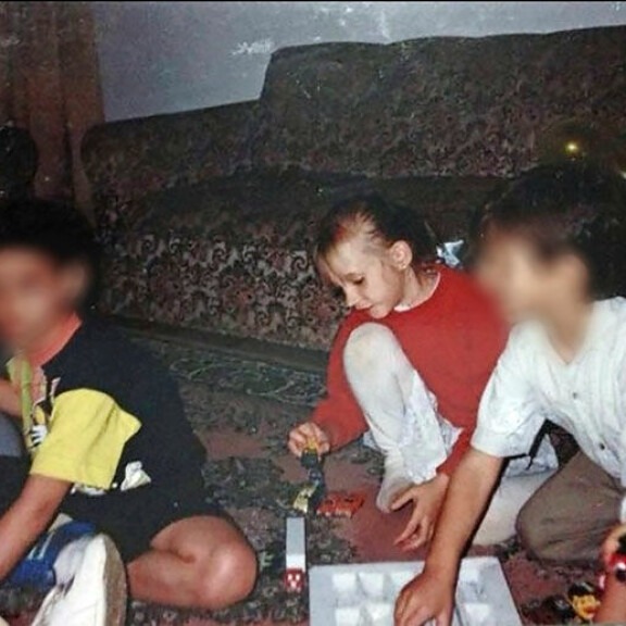 13-vuotiaaksi asti Dawn leikki muiden kulttiin kuuluneiden lasten kanssa ymmärtämättä tarkkaan, miten vääristyneiden arvojen keskellä he elivät. 13-vuotiaaksi asti Dawn leikki muiden kulttiin kuuluneiden lasten kanssa ymmärtämättä tarkkaan, miten vääristyneiden arvojen keskellä he elivät.