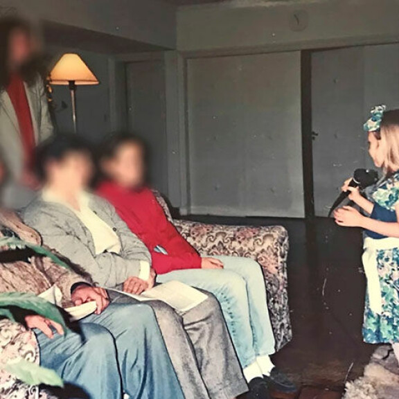 – Kukaan, joka ei ole kokenut sitä, ei voi ymmärtää, mitä hyväksikäyttö on. Ja hyväksikäytöllä tarkoitan sitä kaikissa muodoissaan: seksuaalisesti ja henkisesti, Dawn kuvailee. – Kukaan, joka ei ole kokenut sitä, ei voi ymmärtää, mitä hyväksikäyttö on. Ja hyväksikäytöllä tarkoitan sitä kaikissa muodoissaan: seksuaalisesti ja henkisesti, Dawn kuvailee.