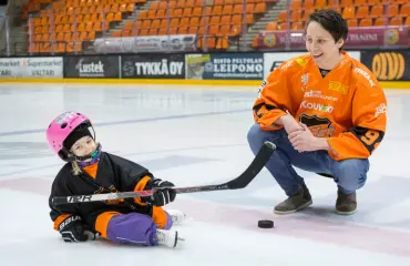Onko kouvolalainen Netta, 4, Kouvolan kovin kiekkofani? Tapasi suuren idolinsa - liigahyökkääjän ja tomeran tytön hellyttävä kohtaaminen!