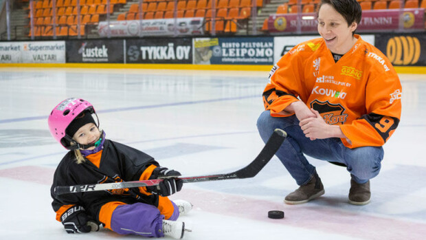 Onko kouvolalainen Netta, 4, Kouvolan kovin kiekkofani? Tapasi suuren idolinsa - liigahyökkääjän ja tomeran tytön hellyttävä kohtaaminen! Netta Jokela & Anrei Hakulinen