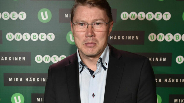 Parikymppinen tsekkiprostituoitu vieraili Häkkisen mökillä – Mikan asiamies kommentoi kohubileitä: ”Mikalla ei ollut yksityiskohtaista tietoa vieraiden taustoista!” Mika Häkkinen tiennyt vieraidensa taustoja.