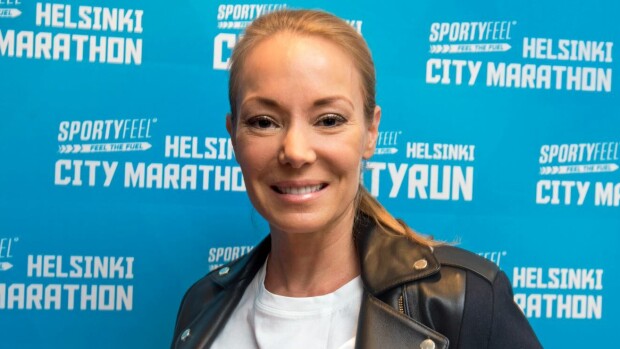 Jenni Ahola kohutusta Olvi-mainoksestaan: Olin nuori tyttö, joka etsi paikkaansa! Jenni Ahola