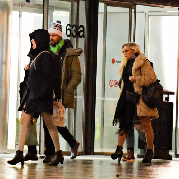 Touko ja Iris menossa baariin vaalivalvojaisten jälkeen. Touko ja Iris menossa baariin vaalivalvojaisten jälkeen.