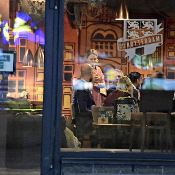 Valvojaisten jälkeen kohurakastavaiset siirtyivät Kampin kauppakeskukseen Rotterdam-baariin. Valvojaisten jälkeen kohurakastavaiset siirtyivät Kampin kauppakeskukseen Rotterdam-baariin.