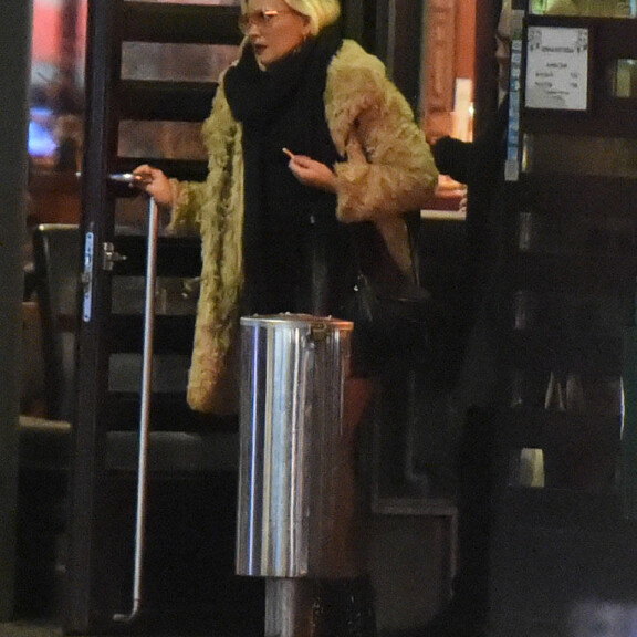 Iiris ja Touko poistuivat baarista aamukahden aikaan. Iiris ja Touko poistuivat baarista yhtämatkaa.