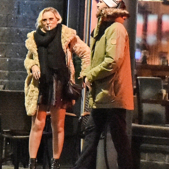 Baarin ulkopuolella Iris laittoi tupakaksi. Baarin ulkopuolella Iris laittoi tupakaksi.