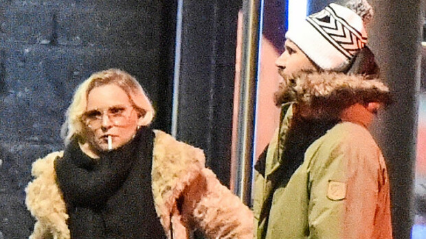 Kääk, mikä vesirajahame! Vihreiden puheenjohtajan Touko Aallon nuori Iris-rakas, 24, juhli pressavaali-iltana rohkeassa asussa - kuvat! Iris ja Touko yhdessä vaali-iltana.