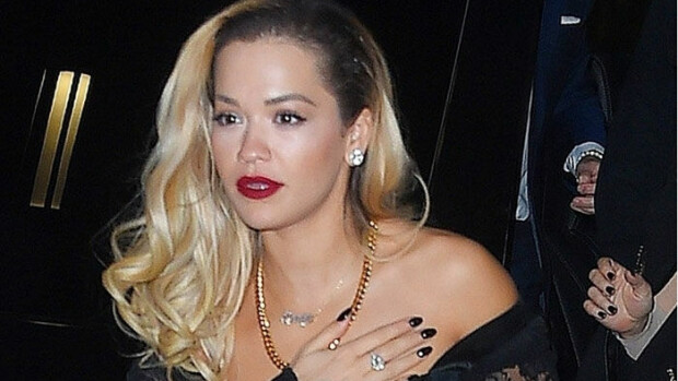 Uuh, mikä seksiasu, Rita Ora! Korsetti, pikkuhousut ja läpinäkyvää pitsiä! Katso kuvat! Rita Ora