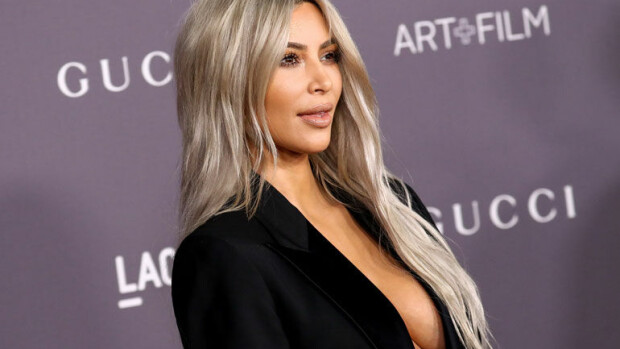 Kim Kardashian esitteli uutta lookiaan riisumalla - onko paljastelu jo liian rohkeaa? Katso kuvat! Kim Kardashian paljasteli somessa.