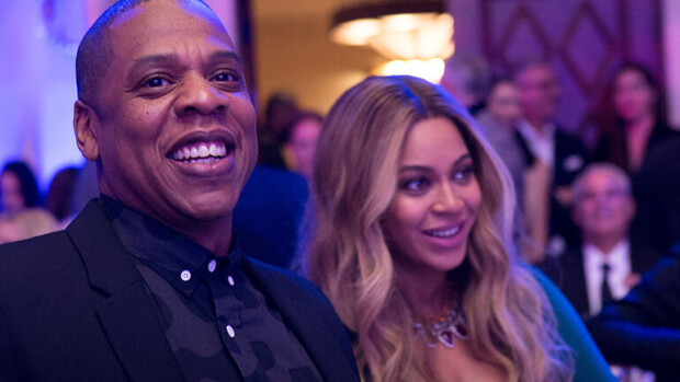 Beyoncén ja Jay-Z:n kuusivuotias Blue Ivy -tytär edusti Valentinon käsilaukku olalla - hinta enemmän kuin suomalaisen keskimääräinen kuukausipalkka! jay-z ja beyonce