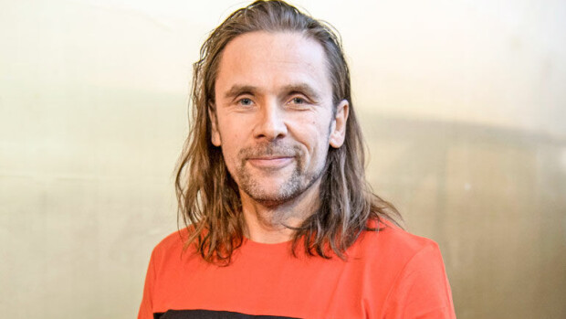 Veljeni vartija -ohjaaja JP Siili yllättyi Cheekin asenteesta: Jouduin pakottamaan hänen ikuisen traumansa kurkusta alas! JP Siili ohjasi Cheek-elokuvan.