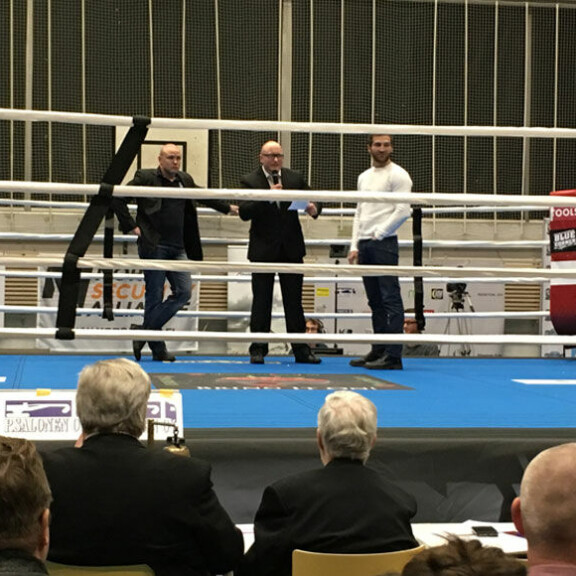 Juho Tolppola ja Edis Tatli piipahtivat kehässä haastateltavina. Tolppola