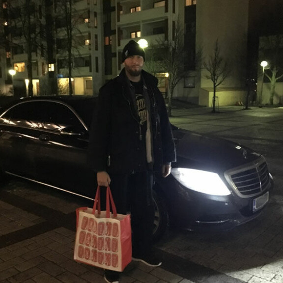 Huh, millä ökyautolla Marko Lönnqvist täräytti Myyrmäkeen: tältä koomassa ollut gangsteri näyttää nyt - kuvat! Marko auto