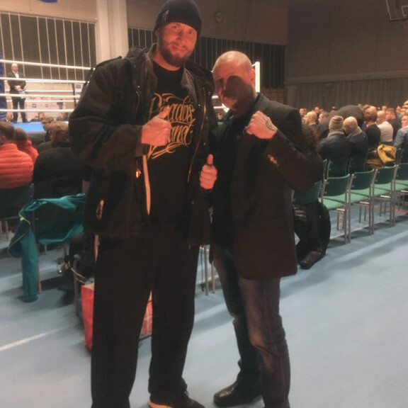 Marko poseerasi nyrkkeilyillan järjestäneen Juho Tolppolan kanssa. Marko