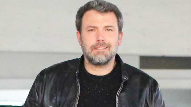 Alkoholiriippuvuuden kanssa kamppaileva Ben Affleck joutui pahannäköiseen moottoripyöräonnettomuuteen - paparazzikuvat! Ben Affleck, Thumb
