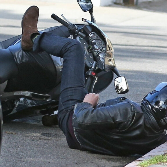 Alkoholiriippuvuuden kanssa kamppaileva Ben Affleck joutui pahannäköiseen moottoripyöräonnettomuuteen - paparazzikuvat! Ben Affleck