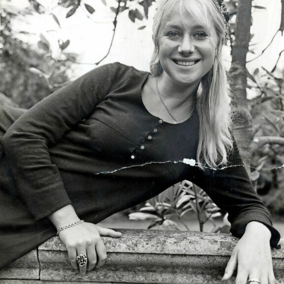 Helen aloitti teatteriopinnot jo alle parikymppisenä. Ensimmäisen elokuvaroolinsa hän sai vuonna 1966. Helen aloitti teatteriopinnot jo alle parikymppisenä. Ensimmäisen elokuvaroolinsa hän sai vuonna 1966.