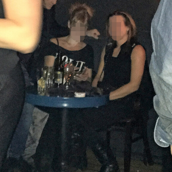Kääk, Sedu Koskinen piiritti naisia baarissa Turussa – kuva! Sedu ja naiset baarissa.