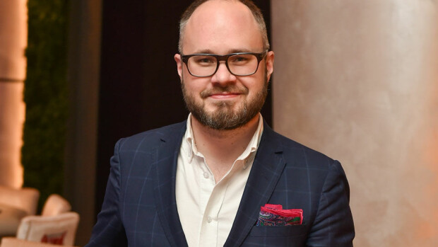 Riitasointujen ilotulitusta: Tuomas Enbuske ja Sarian-rakas tulkitsivat klassikkokappaletta hyvin, noh, persoonallisesti - katso! Tuomas Enbuske