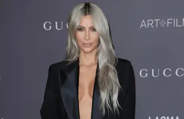Kääk, Kim Kardashian rohkeissa kuvauksissa: paljaat rinnat ja peppu täysin näkyvillä rannalla – kuvat!