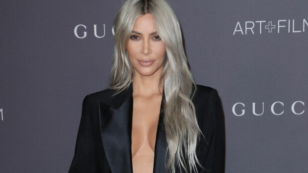 Kääk, Kim Kardashian rohkeissa kuvauksissa: paljaat rinnat ja peppu täysin näkyvillä rannalla – kuvat! Kim Kardashian
