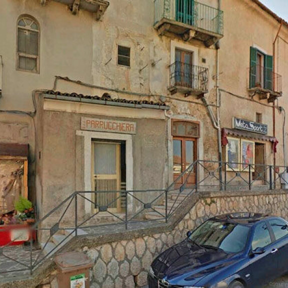Akun ja Jannen Italian-asunto sijaitsee pienen torin kupeessa, jonka takaa avautuvat upeat vuoristomaisemat. Akun ja Jannen Italian-asunto sijaitsee pienen torin kupeessa, jonka takaa avautuvat upeat vuoristomaisemat.