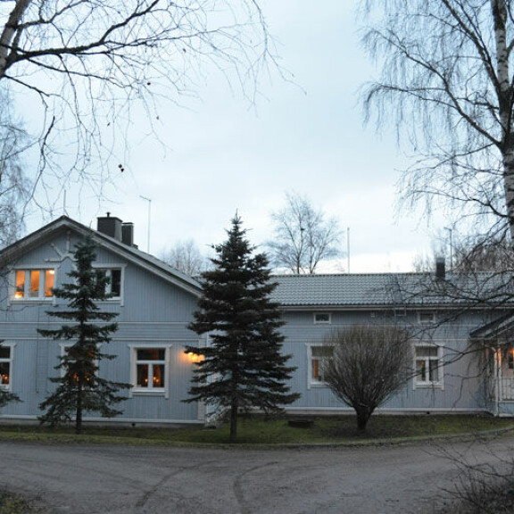 Pertti asuu yhä samassa talossa, missä hän asui ex-vaimonsa Elinan kanssa. Perttiä ei ole kotona hetkeen näkynyt. Pertti asuu yhä samassa talossa, missä hän asui ex-vaimonsa Elinan kanssa. Perttiä ei ole kotona hetkeen näkynyt.