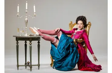 Harlotsin Jessica Brown Findlay kiristää sulonsa korsettiin – tervetuloa paheen pesään