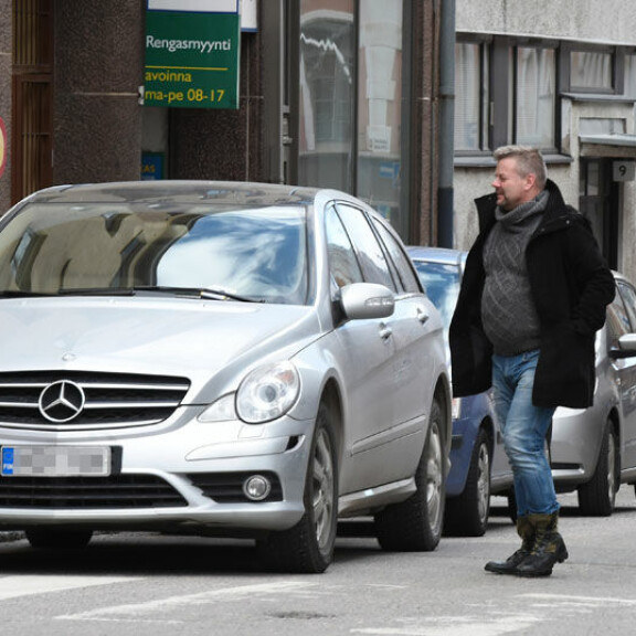 Seiska paparazzi bongasi tanakoituneen Jarin ja hänen sittemmin huumeautoksi muuttuneen öky-Mersunsa sakkopaikalta Etelä-Helsingistä viime keväänä. Rattijuoppo Jari Sillanpää ja huumeauto