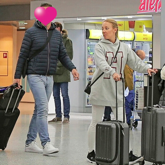 Tässä on Olvi-tyttö Jenni Aholan uusi rakas: palasi lemmenlomalta tumman komistuksen kanssa – kuva! Jenni Ahola palasi lemmenlomalta.