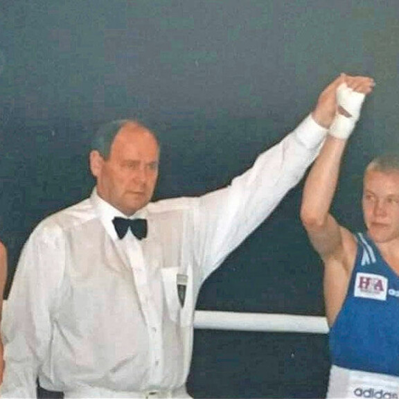Juho otteli maailman huippuja vastaan eikä koskaan käynyt lattiassa yli 200 ottelussa. Kuvassa hän on juuri voittanut kaksinkertaisen olympiamitalistin. Juho otteli maailman huippuja vastaan eikä koskaan käynyt lattiassa yli 200 ottelussa. Kuvassa hän on juuri voittanut kaksinkertaisen olympiamitalistin.
