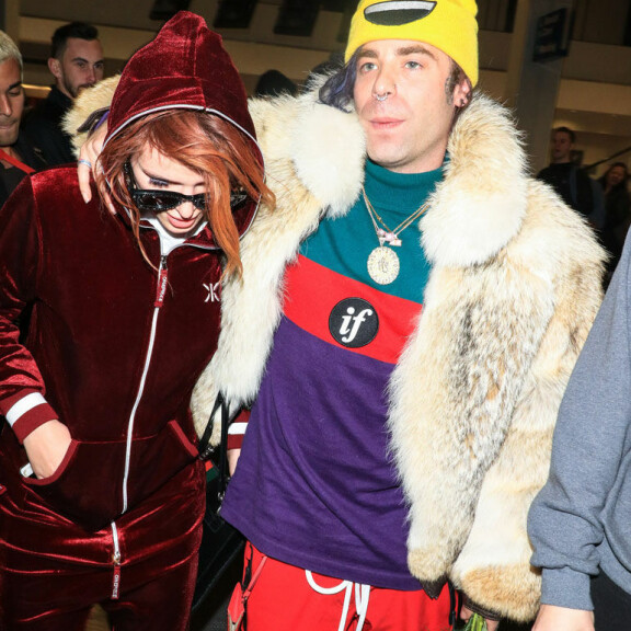 Bella Thorne räppäripoikaystävä Mod Sun lentokentällä ennen festivaaleja. Bella Thorne räppäripoikaystävä Mod Sun lentokentällä ennen festivaaleja.
