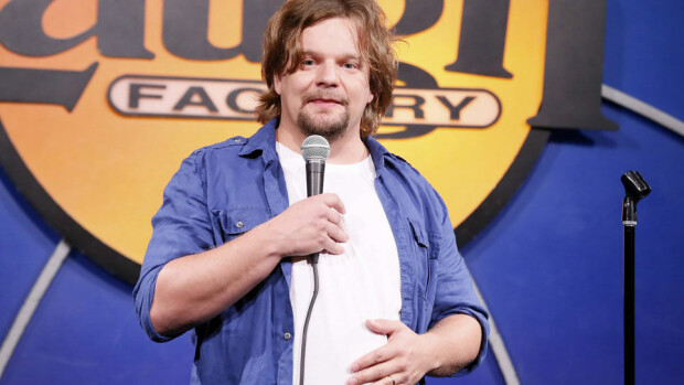 Ismo Leikolan esiintyminen Conan O’Brienin ohjelmassa julki: suomalaiskoomikon ”peppuvitsit” saivat hulvattoman vastaanoton - katso video! Ismo Leikola