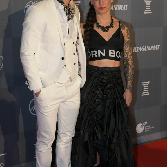 Oho, Eva Wahlström edusti Urheilugaalassa Björn Borgin paljastavassa sporttiasussa: 'Lady Gagalla on samanlainen' - kuva! Eva Wahlström ja Niklas Räsänen