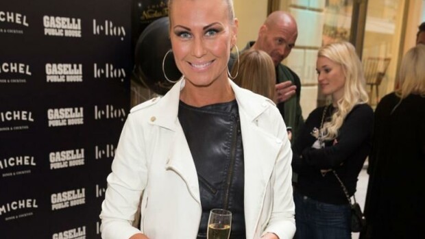 Heidi Suomi julkaisi huikeat ennen ja jälkeen -kuvat gaalalookistaan - kumpi on kuumempi, luonnonkaunis vai laitettu? Vertaa! Heidi Suomi