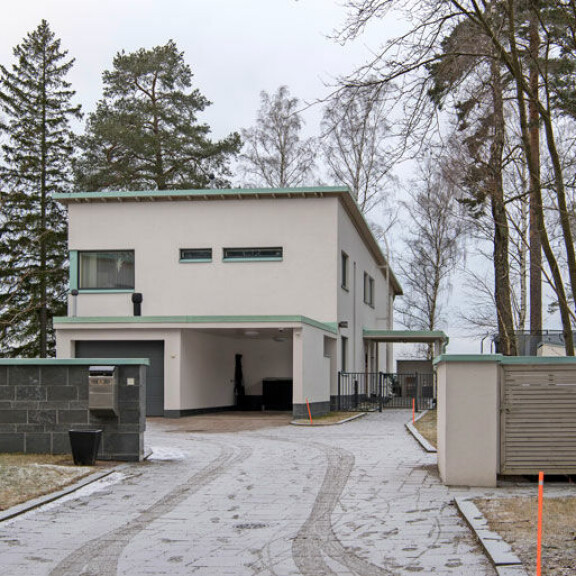 Leijonan luola -ohjelman bisnesenkelit asuvat hulppeasti arvoalueilla – katso kuvat! Ari Lahti on Kimi Räikkösen naapuri Kim Väisäsen koti