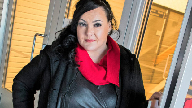 Menestynyt XL-malli Maarit Halttu, 45, koki järkyttävän kohtalon: helvetillinen selkävika pilasi koko elämän – ”En parane koskaan!” Maarit Halttu joutui luopumaan töistään.